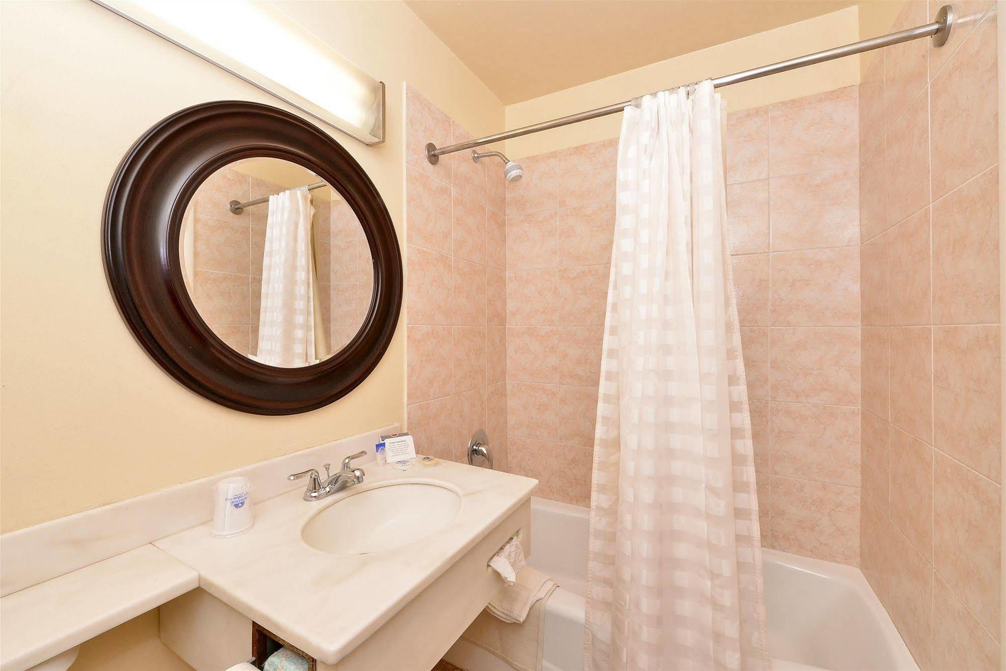 Americas Best Value Inn Ashtabula/Austinburg Exteriör bild